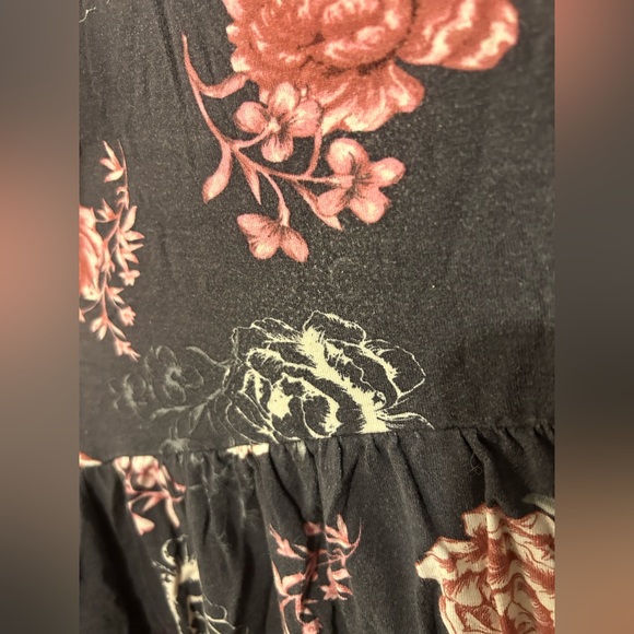 Torrid Gray and Pink Floral Short Sleeve Scoop Neck Babydoll Button Shirt Size 0 - Picture 3 of 4